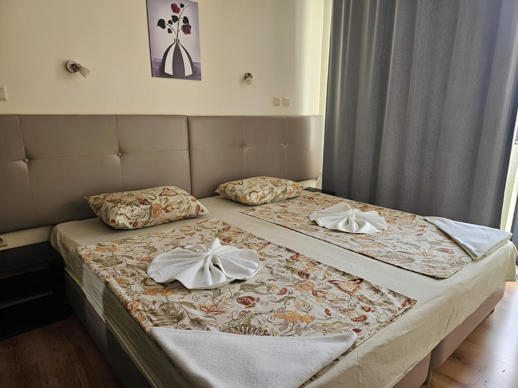 Apartments Yalta โกลเดน แซนส์ ภายนอก รูปภาพ