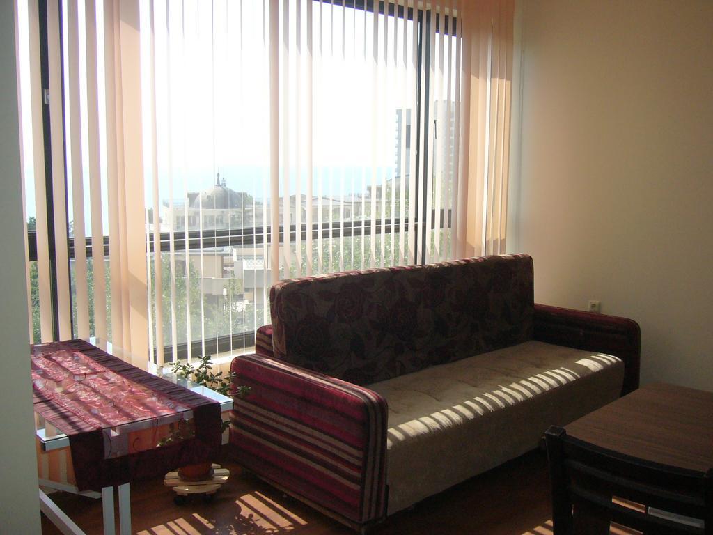 Apartments Yalta โกลเดน แซนส์ ภายนอก รูปภาพ